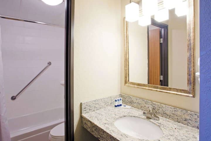 Room 17 of 27